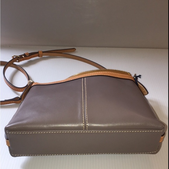 Dooney & Bourke NWT Wexford Pouchette Crossbody in Taupe - Picture 6 of 12
